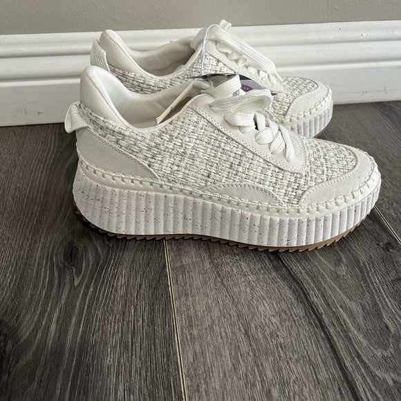 Universal Thread Shoes - Women’s Persephone Sneakers.   Size 6.5.  Color White